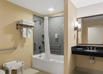 Comfort Suites Bentonville - Rogers hotel thumbnail 7