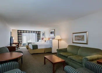 Holiday Inn Express & Suites Flowood by IHG hotel thumbnail 5