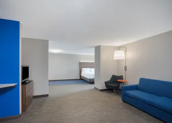 Holiday Inn Express Hotel & Suites Frankfort by IHG hotel thumbnail 3