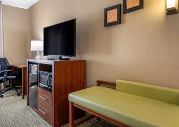Comfort Suites Elkhart North hotel thumbnail 5