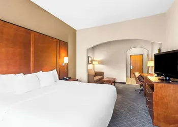 Comfort Suites Vincennes hotel thumbnail 5