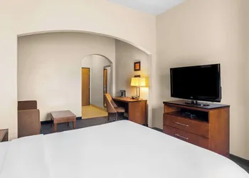 Comfort Suites Vincennes hotel thumbnail 7