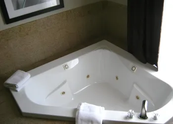 Holiday Inn Express & Suites North Lima by IHG hotel thumbnail 2