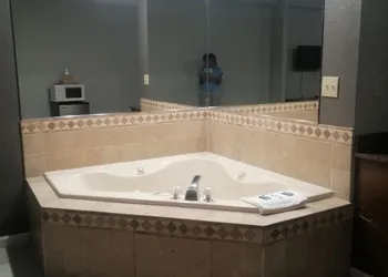 Royal Inn & Suite hotel thumbnail 6