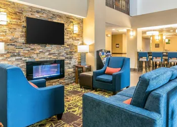 Comfort Suites Springfield I-70 hotel thumbnail 2