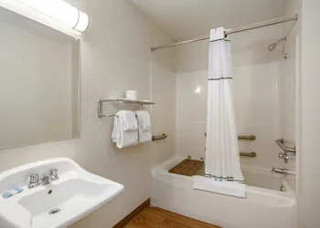 HomeTowne Studios by Red Roof Philadelphia – Mt Laurel/ Maple Shade, NJ hotel thumbnail 8