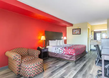 Econo Lodge & Suites Clarksville near Governors Square Mall hotel thumbnail 4