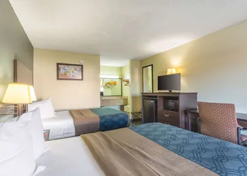 Econo Lodge & Suites Clarksville near Governors Square Mall hotel thumbnail 6