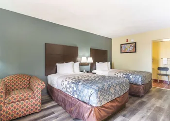 Econo Lodge & Suites Clarksville near Governors Square Mall hotel thumbnail 8