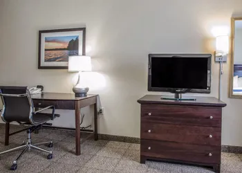 Comfort Suites Lake Geneva East hotel thumbnail 5