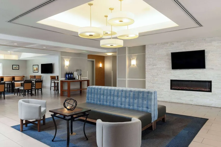 La Quinta Inn & Suites by Wyndham Bakersfield North hotel detail image 2