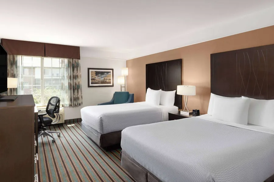 La Quinta Inn & Suites by Wyndham Bakersfield North hotel detail image 6