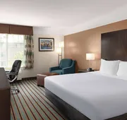 La Quinta Inn & Suites by Wyndham Bakersfield North hotel detail image 7