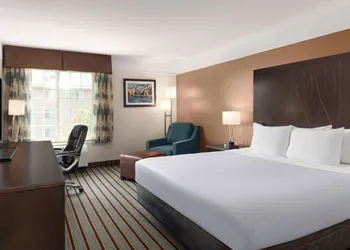La Quinta Inn & Suites by Wyndham Bakersfield North hotel thumbnail 7