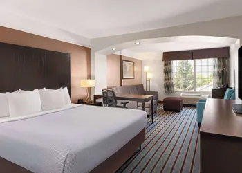 La Quinta Inn & Suites by Wyndham Bakersfield North hotel thumbnail 8