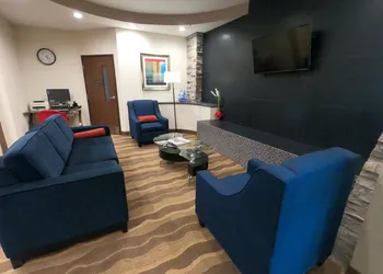 HomeTowne Studios & Suites By Red Roof Washington hotel thumbnail 2