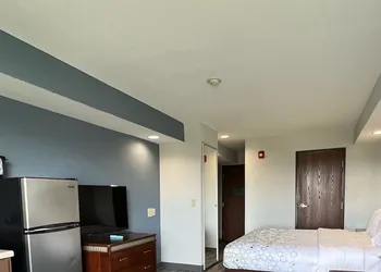 HomeTowne Studios & Suites By Red Roof Washington hotel thumbnail 7