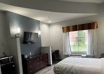 HomeTowne Studios & Suites By Red Roof Washington hotel thumbnail 8