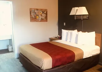Econo Lodge Lawrence near University hotel thumbnail 6