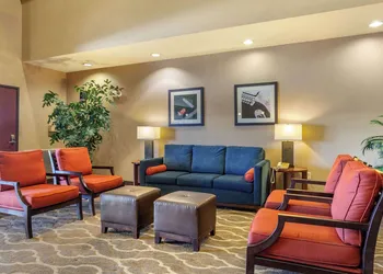 Comfort Suites Glendale - State Farm Stadium Area hotel thumbnail 3
