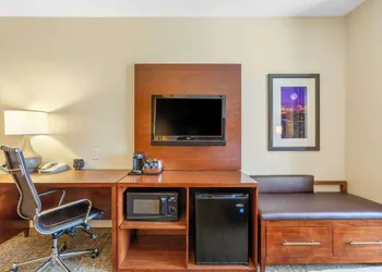 Comfort Suites Glendale - State Farm Stadium Area hotel thumbnail 8