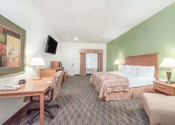 Baymont by Wyndham Pearsall hotel thumbnail 7