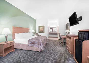 Baymont by Wyndham Pearsall hotel thumbnail 8