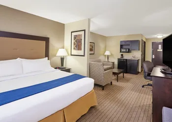 Holiday Inn Express Hotel & Suites Madison-Verona by IHG hotel thumbnail 6