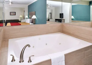 Econo Lodge Inn & Suites Port Arthur near Sabine Pass hotel thumbnail 6
