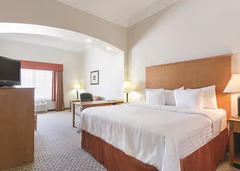 Baymont by Wyndham Brenham hotel thumbnail 5