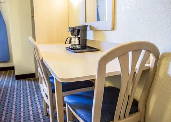 Econo Lodge Meadville hotel thumbnail 8