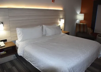 Holiday Inn Express & Suites McPherson by IHG hotel thumbnail 8