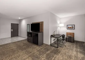 La Quinta Inn & Suites by Wyndham McAlester hotel thumbnail 4