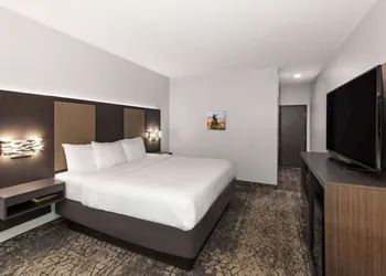 La Quinta Inn & Suites by Wyndham McAlester hotel thumbnail 5