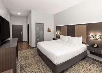La Quinta Inn & Suites by Wyndham McAlester hotel thumbnail 7
