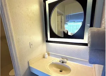 Virginian Motel hotel thumbnail 5