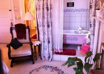 Brass Pineapple Inn hotel thumbnail 4