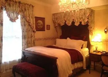 Brass Pineapple Inn hotel thumbnail 5