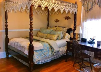 Brass Pineapple Inn hotel thumbnail 6