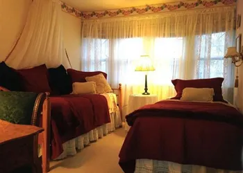 Brass Pineapple Inn hotel thumbnail 7