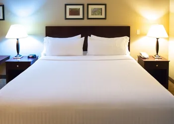 Holiday Inn Express Devils Lake by IHG hotel thumbnail 3