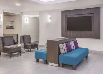 La Quinta Inn & Suites by Wyndham Bay City hotel thumbnail 2