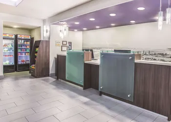 La Quinta Inn & Suites by Wyndham Bay City hotel thumbnail 3