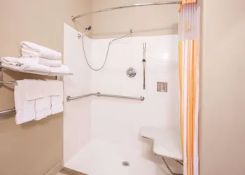 La Quinta Inn & Suites by Wyndham Bay City hotel thumbnail 6