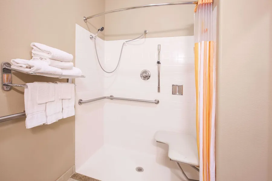 La Quinta Inn & Suites by Wyndham Bay City hotel detail image 6