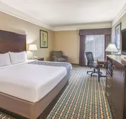 La Quinta Inn & Suites by Wyndham Bay City hotel detail image 7