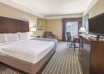 La Quinta Inn & Suites by Wyndham Bay City hotel thumbnail 7