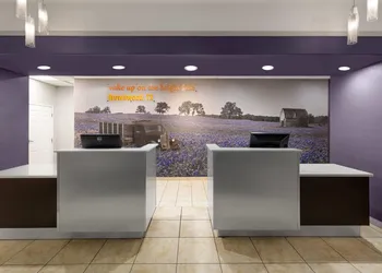 La Quinta Inn & Suites by Wyndham Brownwood hotel thumbnail 3