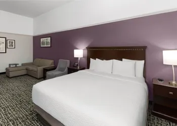La Quinta Inn & Suites by Wyndham Brownwood hotel thumbnail 7