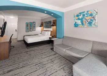La Quinta Inn & Suites by Wyndham Angleton hotel thumbnail 6
